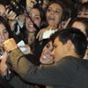 ‘Muérdeme’ o ‘Lee mi mente’ gritaban las enfervorizadas fans de Robert Pattinson y Taylor Lautner en el estreno de ‘Amanecer’ en Barcelona