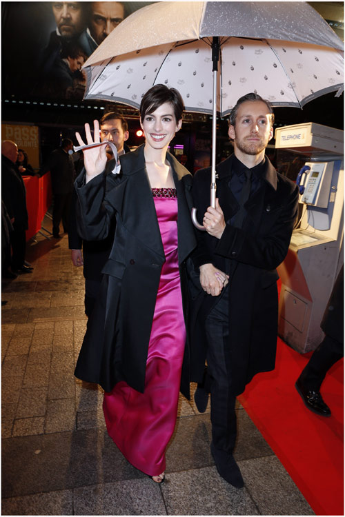 Anne Hathaway tiñe de glamour y de rosa el estreno de 'Los Miserables' en  París