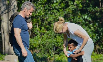 Jackson, hijo de Charlize Theron, se divierte con mamá y 'papá'