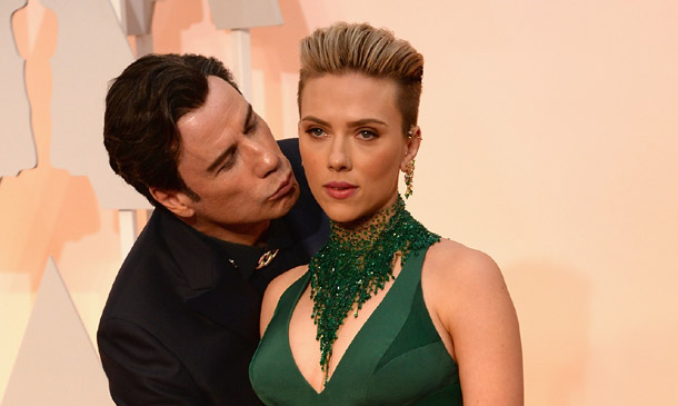 Scarlett Johansson habla de su 'embarazoso' momento con John Travolta en los Oscar