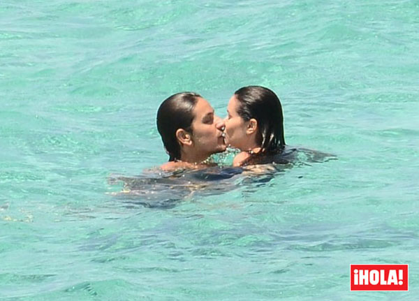 Besos en el agua, abrazos bajo el sol... las románticas vacaciones de Dafne Fernández y Mario Chavarría en Ibiza