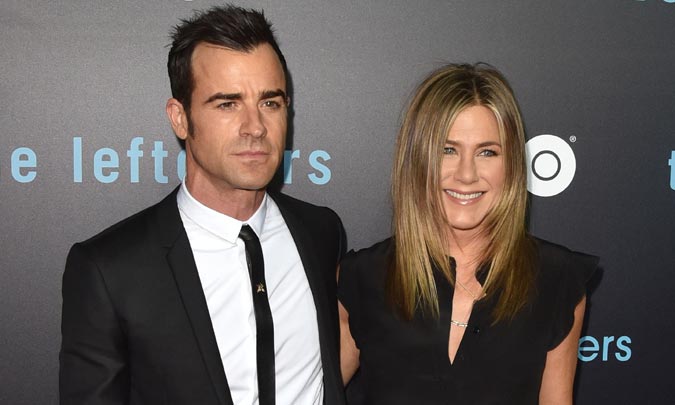 Dos meses después de su boda, Jennifer Aniston y Justin Theroux posan como marido y mujer 