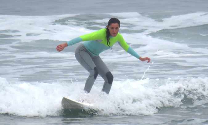 Blanca Romero, una intrépida surfista en las olas del Cantábrico