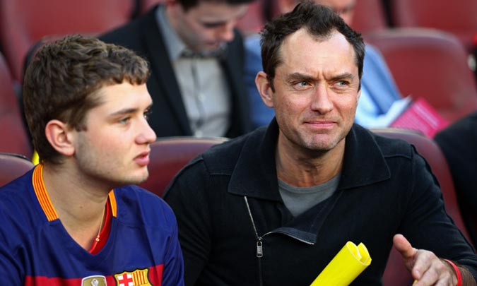 Jude Law viajó hasta Barcelona para ver el Clásico, y ni te imaginas quién le acompañaba