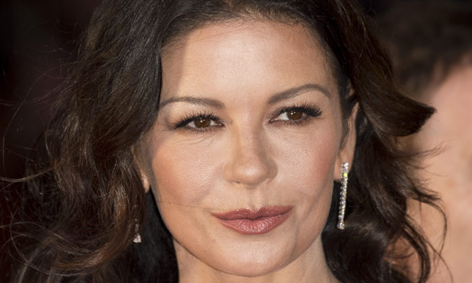 Catherine Zeta-Jones presume a los 47 años de figura en bikini