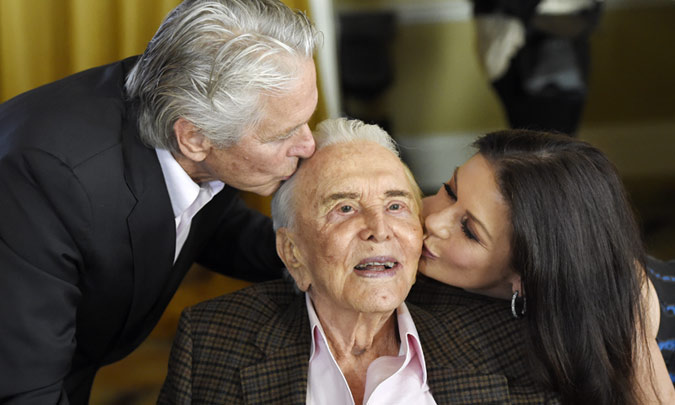 La familiar fiesta de cine de Kirk Douglas: así celebra una leyenda de Hollywood su cumpleaños número 100