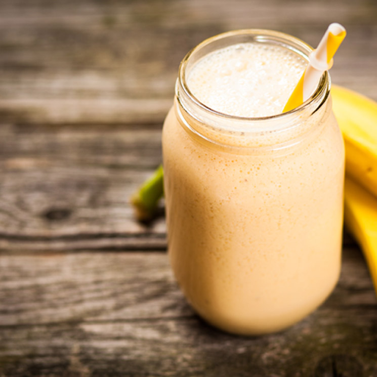 Evita picar entre horas con este batido de plátano y cúrcuma