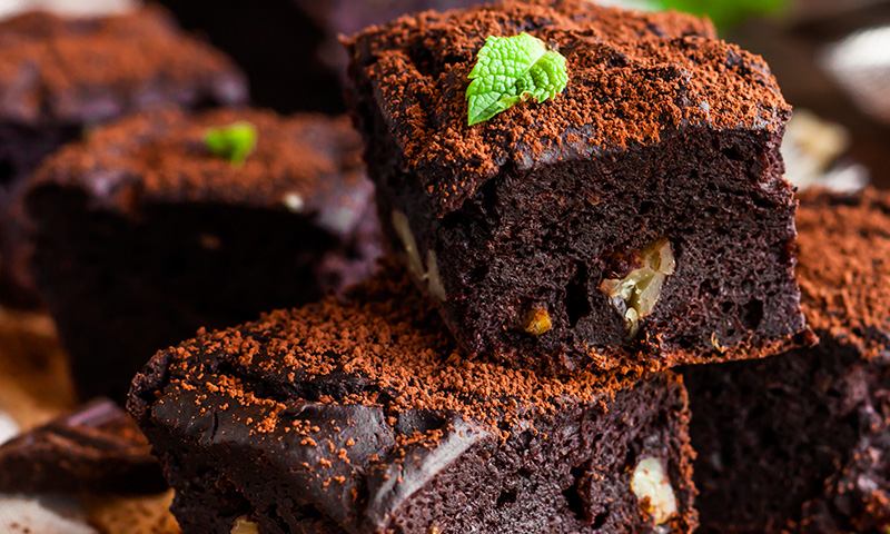 Brownie de chocolate y piñones