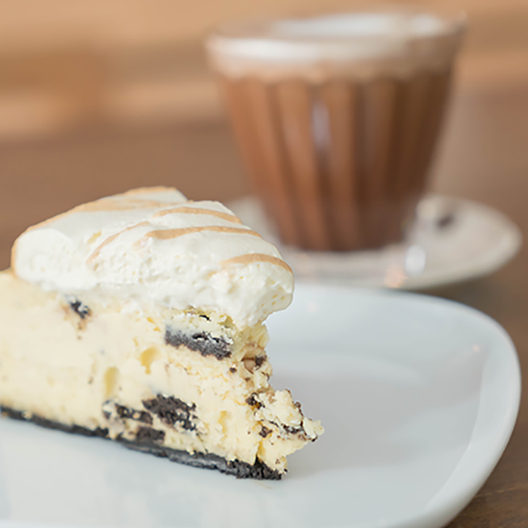  'Brownie' de chocolate blanco con Oreo, ¡y date un capricho!