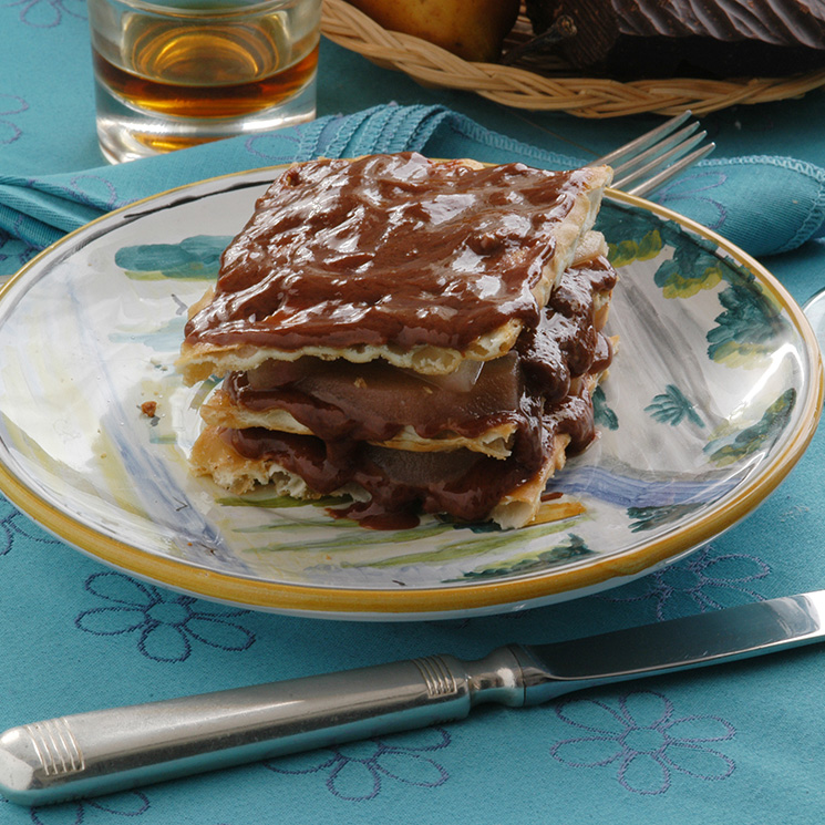 Milhojas de 'brownie' de chocolate con avellanas, una receta original y muy vistosa