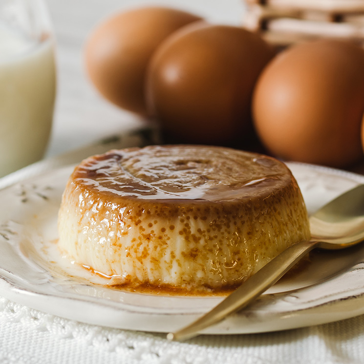 Flan de huevo con queso, una receta igual de sencilla pero más cremosa