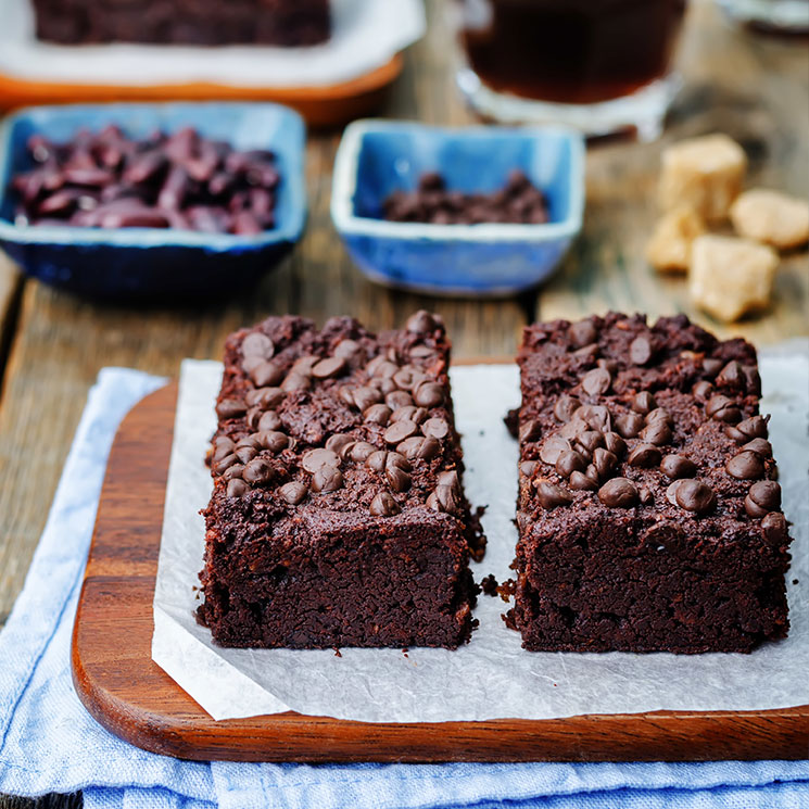 ‘Brownie’ de galletas y lacasitos, un postre que encantará a tus hijos