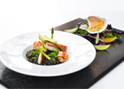 Arroz negro con salmonete, carabineros y alioli cítrico de crustáceos