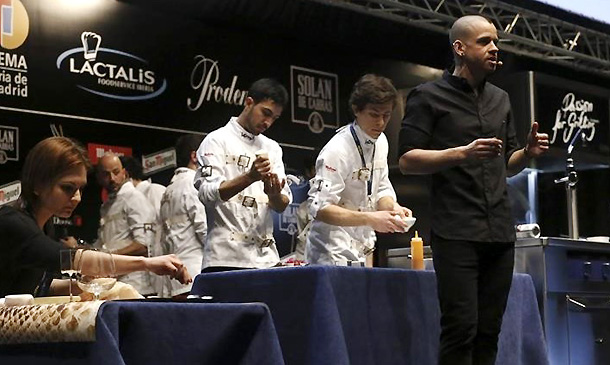 Cócteles 'a la Carbonara', grandes vinos que se beben con pajita… David Muñoz rompe dogmas sobre el escenario de 'Madrid Fusión'