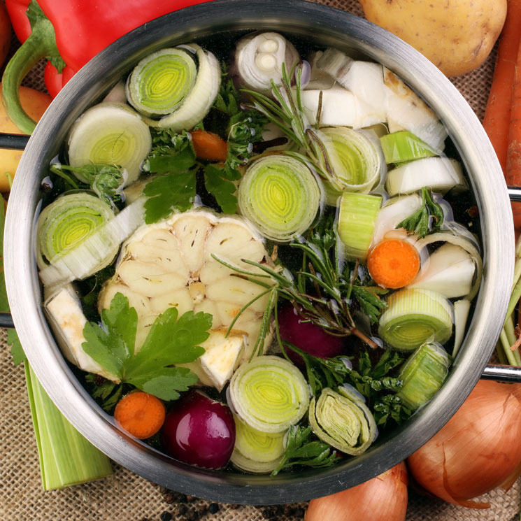 La receta de José Andrés para un caldo de verduras perfecto 