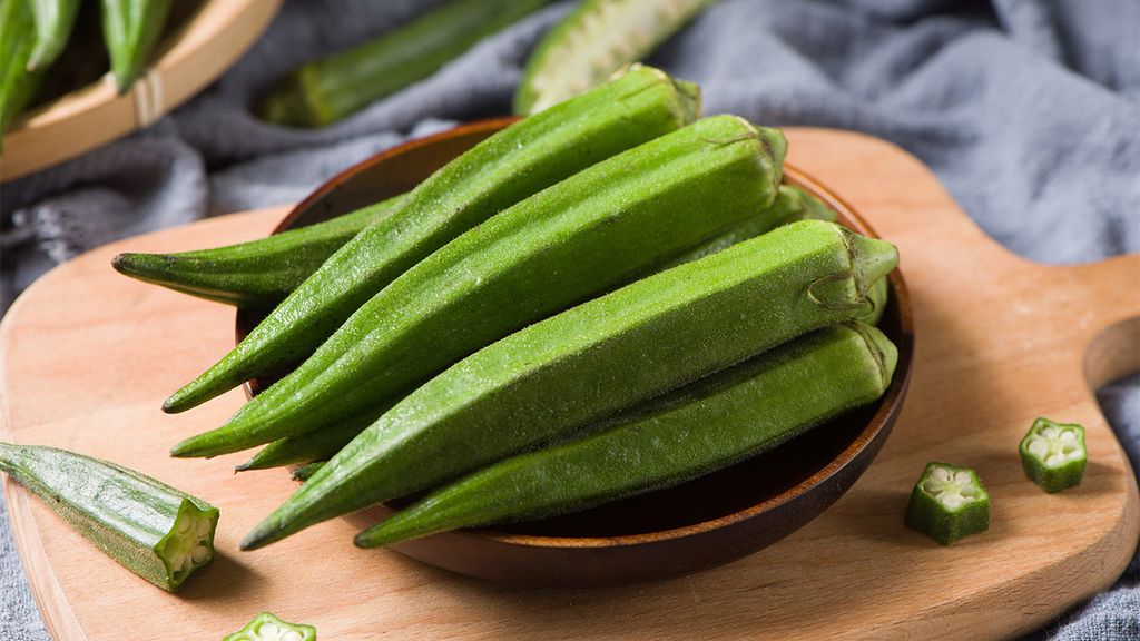 Varias unidades de okra sobre tabla de madera