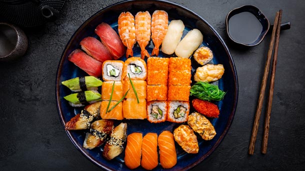 Ni es japonés ni se debe comer (obligatoriamente) con palillos: 15 curiosidades sobre el sushi