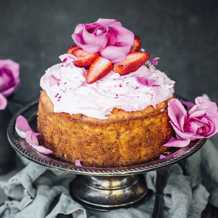 Cake de fresa y crema de pétalos de rosa