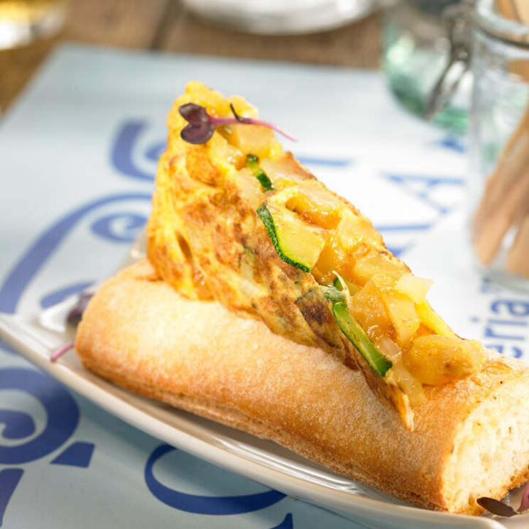 Bocadillo de tortilla de patatas y calabacín