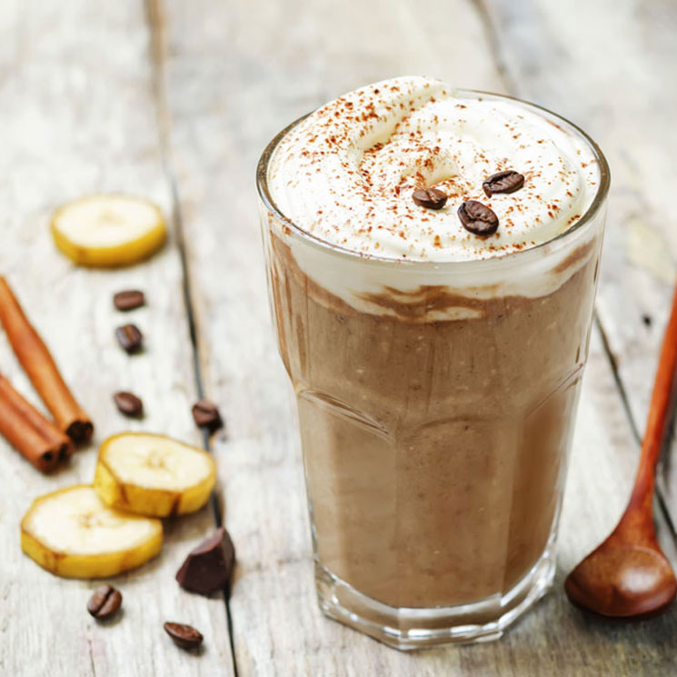 'Smoothie' de café, chocolate y plátano con espuma de coco