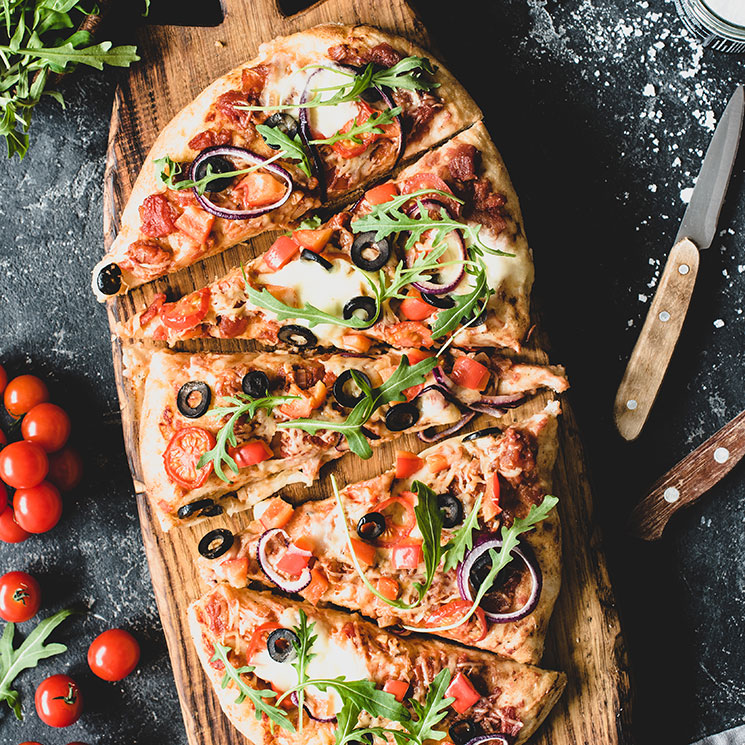 Pizza Casera Con Tomate Fresco Aceitunas Y Rucula