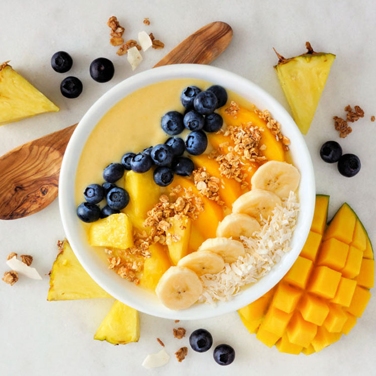 smoothie-bowl-de-pi-a-mango-y-pl-tano