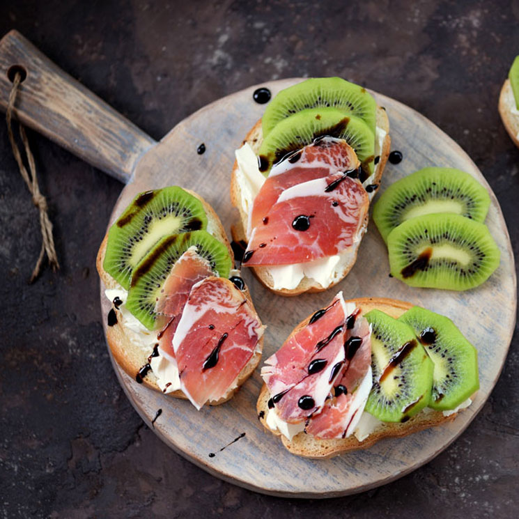 Tostadas de jamón serrano y kiwi Tostada-kiwi-adobe-m