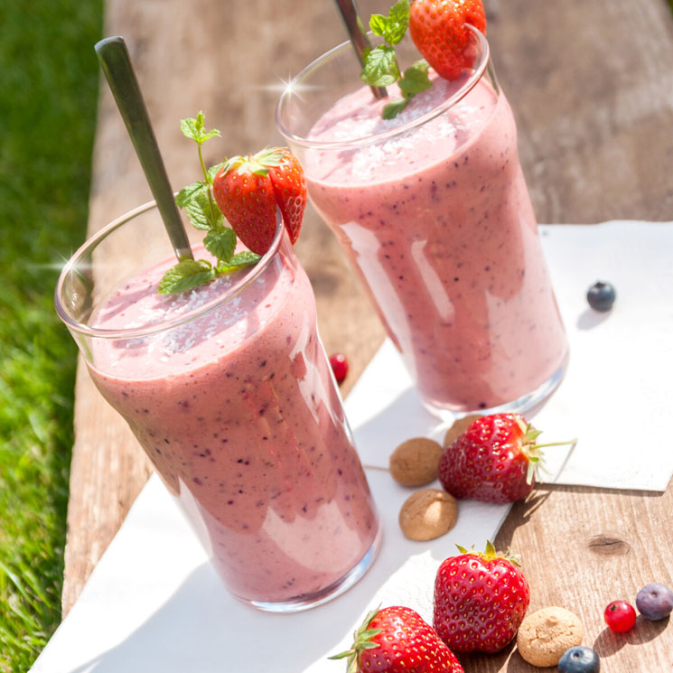 Smoothie' de yogur, fresas y arándanos