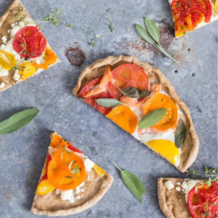 Pizza Integral Con Tomate Huevo Y Salvia