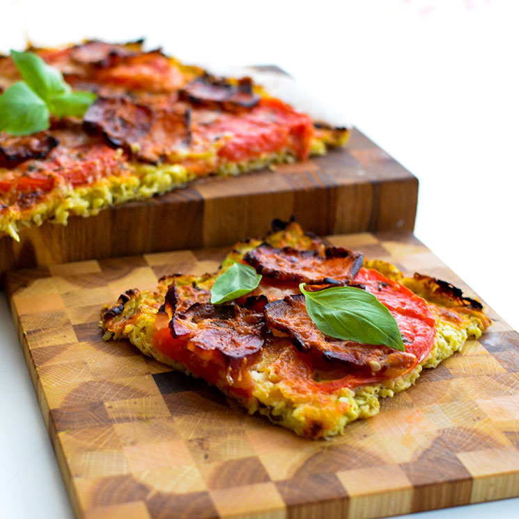 Pizza Con Masa De Calabacin Con Tomate Y Pimiento Rojo