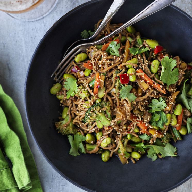 Noodles' con verduras y edamame