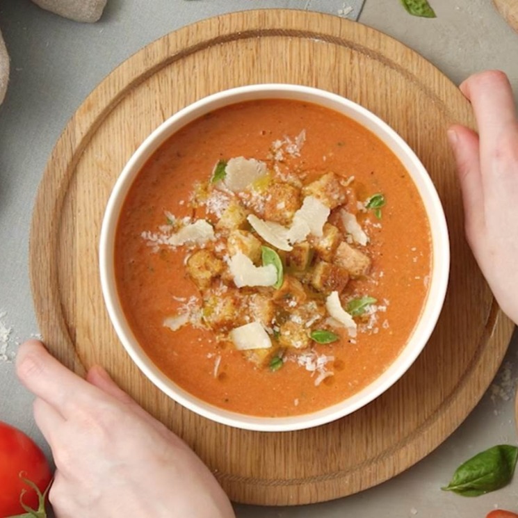 Gazpacho Con Picatostes Y Queso Grana Padano