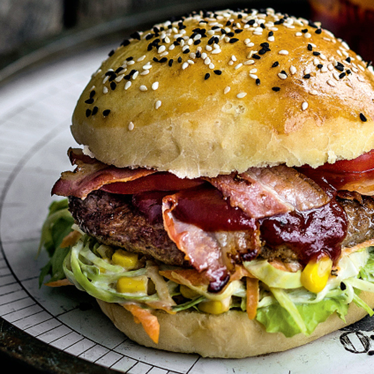 Hamburguesa de ternera y bacón con salsa barbacoa