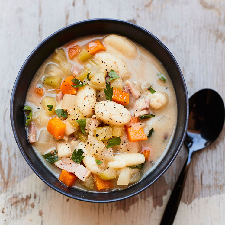 Guiso de ñoquis con verduras y panceta