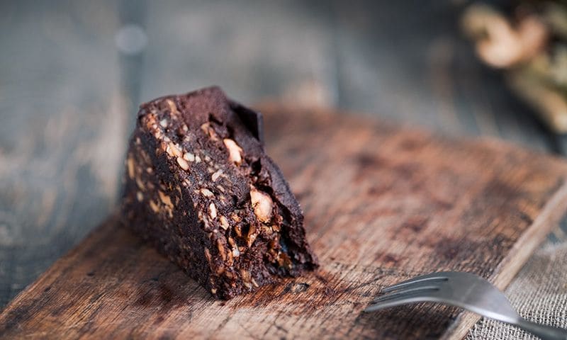 'Brownie' de nueces y dátiles