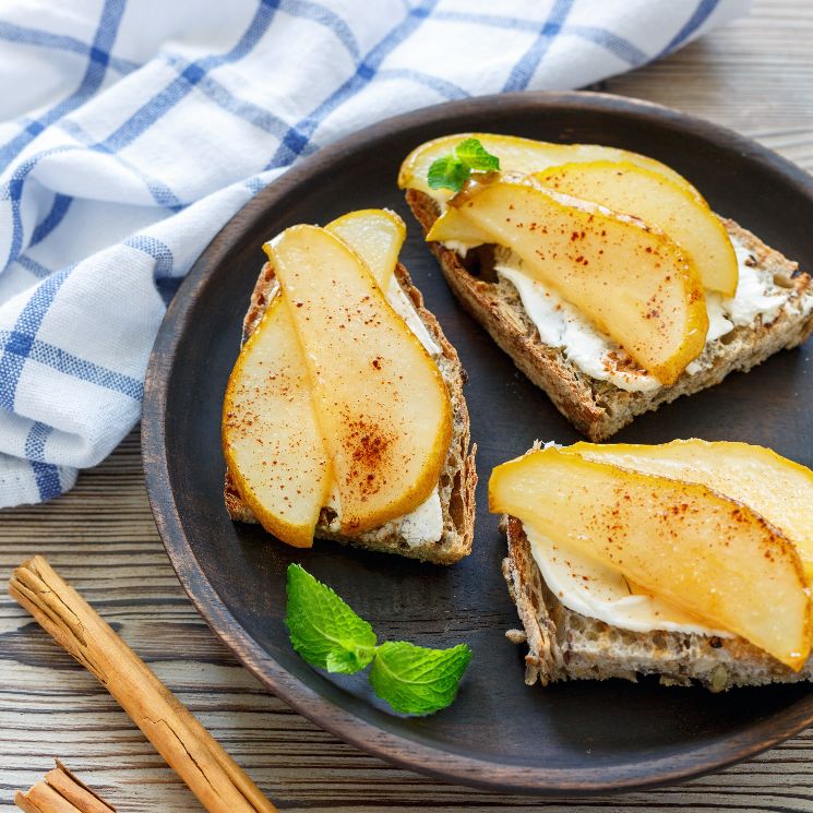 Tostadas de pan de centeno con queso y peras Tostadas-ricotta-pera-caramelizada-m