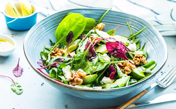 Rica y saludable: ensalada de aguacate, feta y nueces