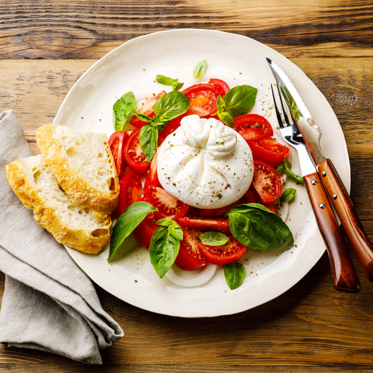 Ensalada de burrata, tomates y albahaca Ensalada-burrata-adob-m