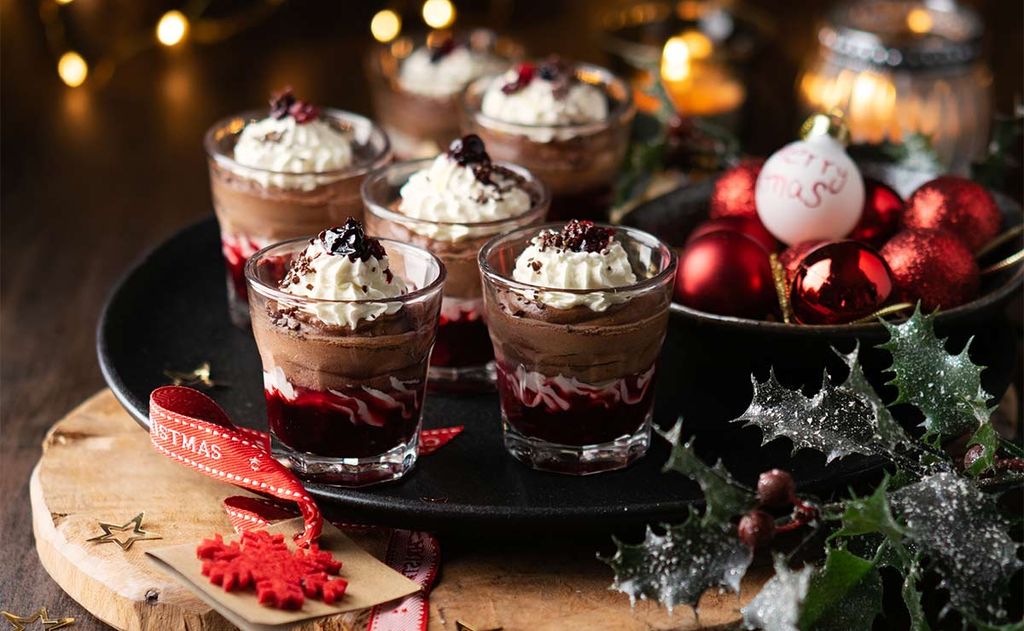 Vasitos navideños de mousse de chocolate con confitura de cereza