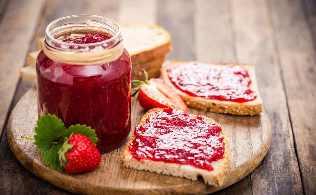 Mermelada casera de fresas con tostadas