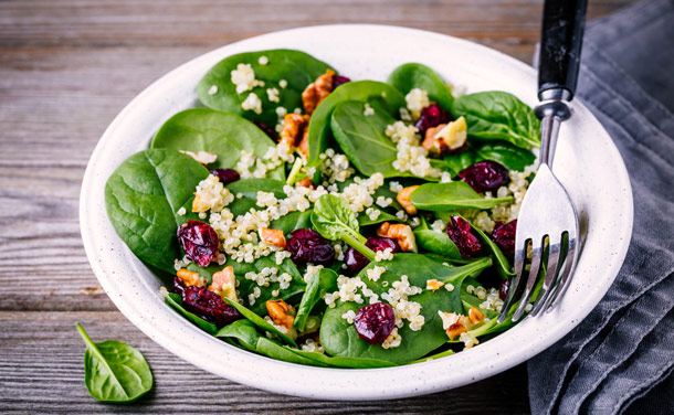 Cenas saludables: ensalada de espinacas y quinoa