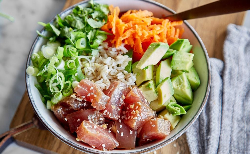 Poke bowl' de atún con cebolleta, arroz y zanahoria