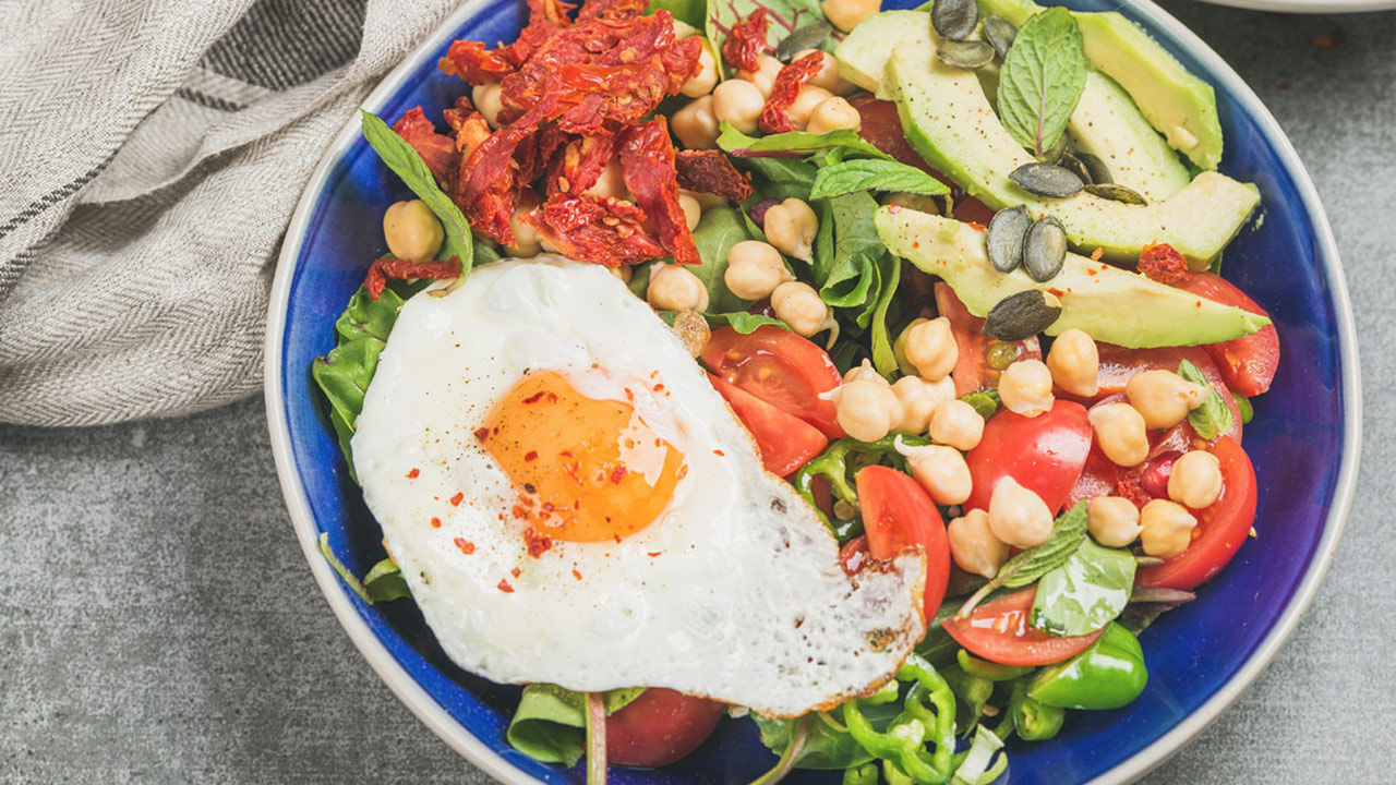 Ensalada de garbanzos, aguacate, tomate y huevo