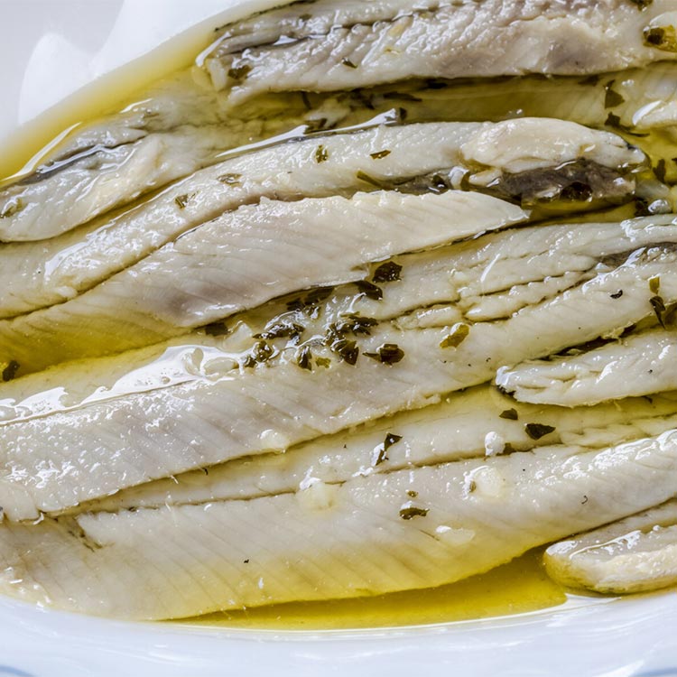 Entrantes junto con una ensalada de boquerones en vinagre.  Interior2-boque-age-z