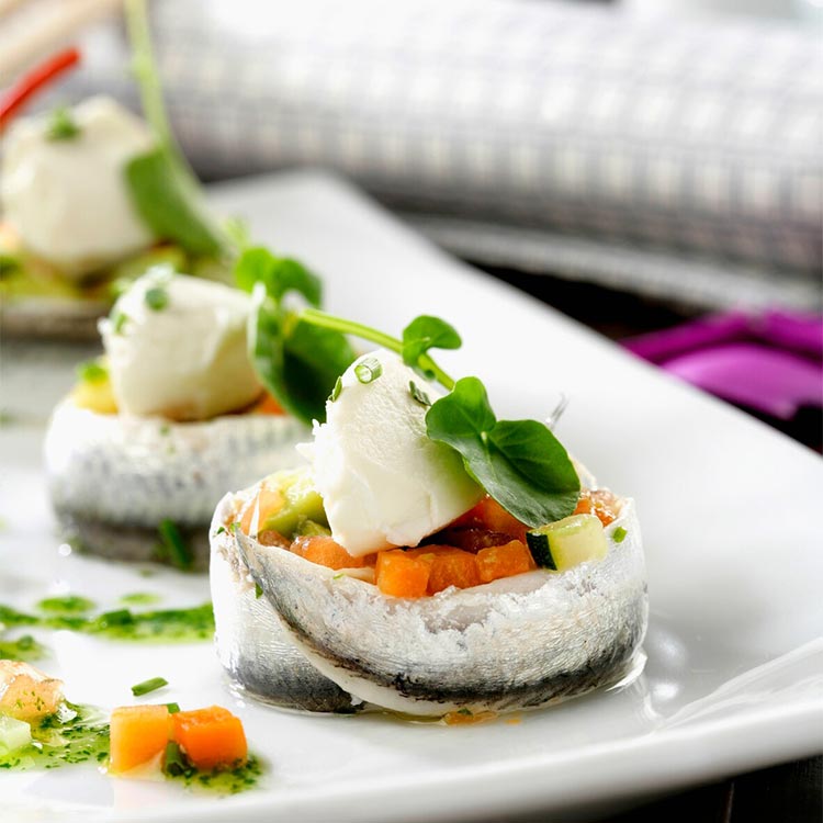 Entrantes junto con una ensalada de boquerones en vinagre.  Verduritas-age-z