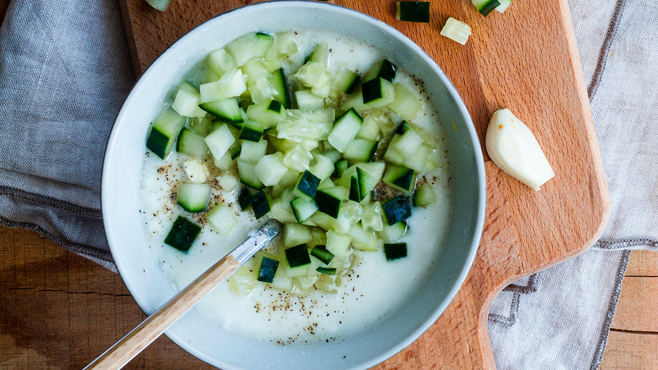 Plato de sopa 'tarator' con daditos de pepino