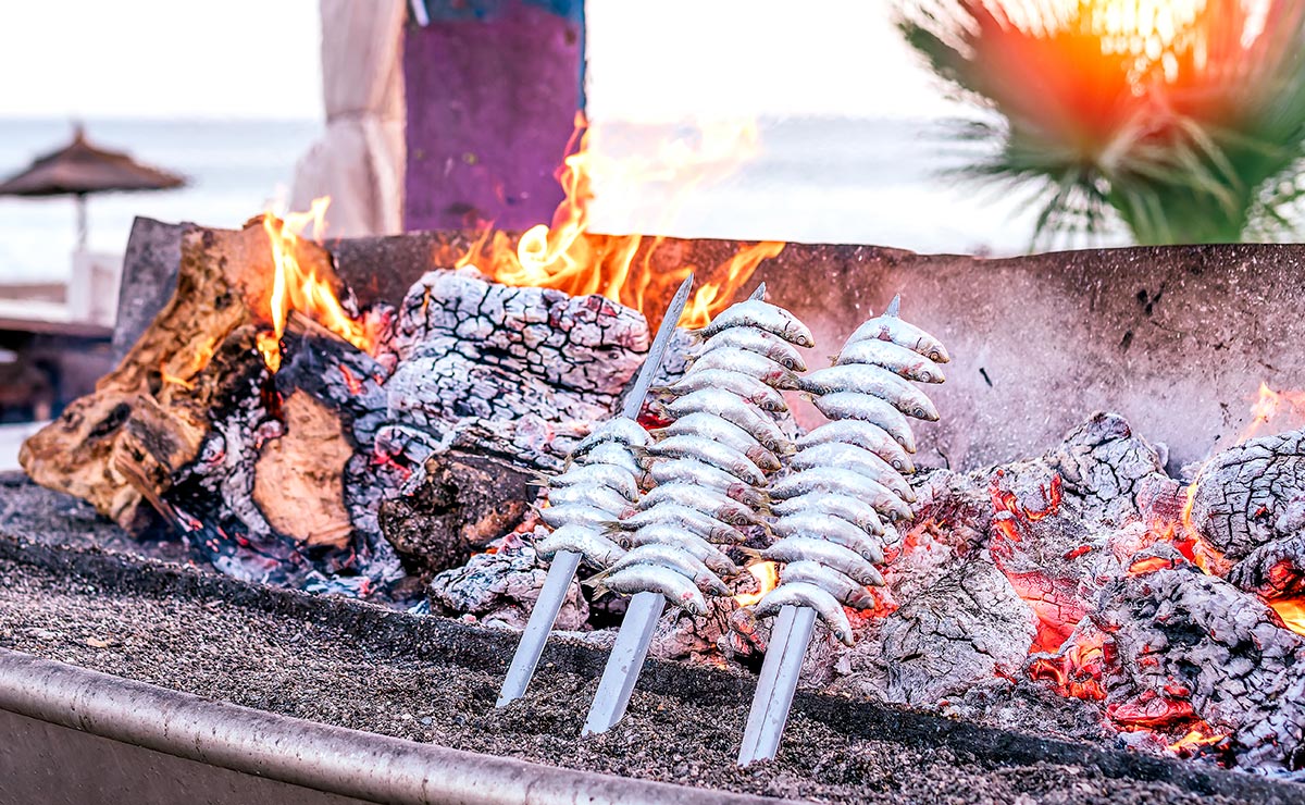 Espetos de sardinas en la costa de Málaga