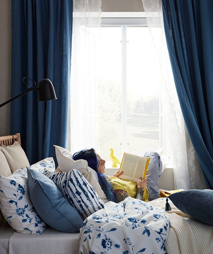 Mujer leyendo junto a una ventana