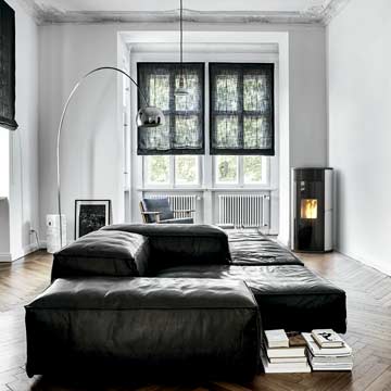 Dormitorio espacioso de estilo contemporáneo con alfombra blanca y paredes  y muebles de color gris claro.