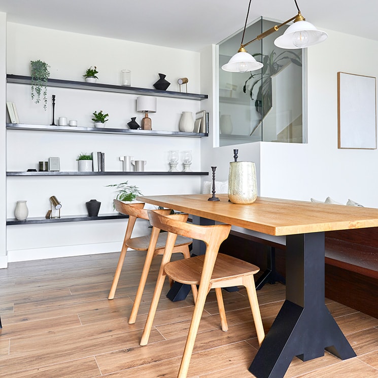 Latón, negro y madera, esta casa de obra nueva en Madrid se atreve con el trío de moda